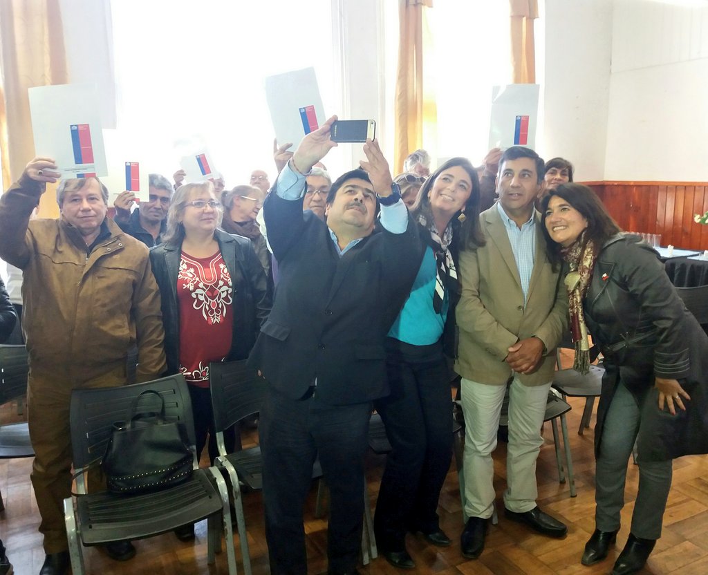 ValparaisoBBNN's tweet photo. Hoy 15 familias de #ElTabo cumplieron un sueño al convertirse en dueños de su propiedad. Seremi @rosarioperezi, gobernadora @gaby_alcalde @SanAntonio_Gob y alcalde Emilio Jorquera @Muni_ElTabo entregaron títulos de dominio.
#BuenasNoticiasParaChile #ChilePropietario https://t.co/BdLJOAeXMm