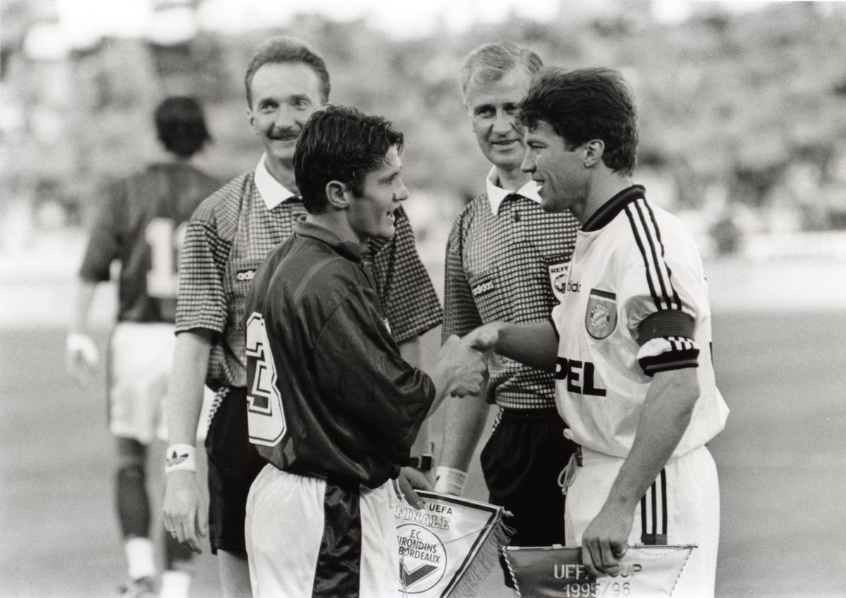 girondins's tweet photo. 1996. @girondins - @FCBayern. Finale de la Coupe UEFA. Pour sa première finale européenne, @BixeLizarazu, enfant du club et capitaine de l'équipe, serre la main de Lothar #Matthäus, Ballon d'Or et Champion du Monde 1990.

"Girondins de Bordeaux, depuis que le football existe" https://t.co/3px3rqiQjP