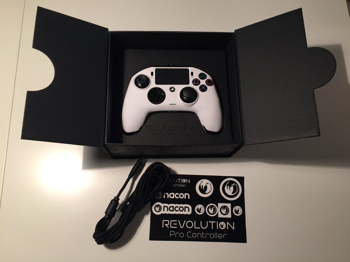 MejicanosFGames's tweet photo. La jornada de mañana de #Overwatch será la ocasión perfecta para estrenar mi nuevo juguete... es tan bonito!! A ver qué me ofrece #RoadToCobre #OWTeam #MandoNuevo #PS4 #Nacon #ProController #NaconRevolutionProController https://t.co/Sss73IF6Db
