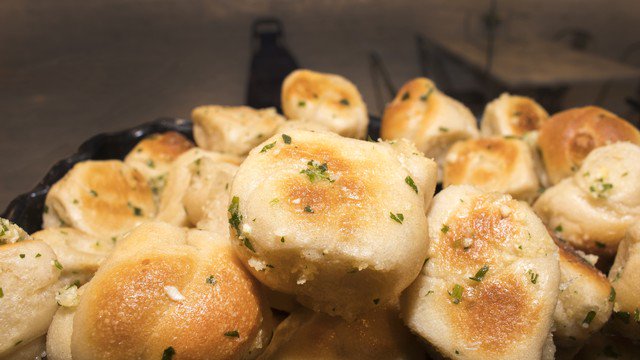 EZ2EAT's tweet photo. How to properly eat garlic 😍😍😍 #garlicday #ez2eat #garlicknots https://t.co/nYiHc9fNAX