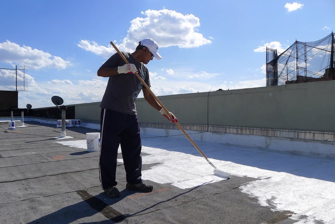 nycCoolRoofs's tweet photo. It may be chilly today, but overall temperatures are rising and we need your help to keep NYC cool! NYC °CoolRoofs is hosting a volunteer day this Saturday, April 21 from 12 to 4 pm in celebration of #EarthDay. Visit https://t.co/JQ7HU9U9qE to sign up! https://t.co/vi9CfkZPnZ