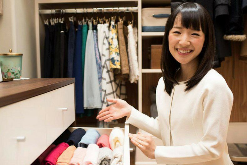 EsGlamMag's tweet photo. Las claves de la felicidad según @MarieKondo , la japonesa que te enseña a ordenar tu casa y, también, tu vida en general
#Tendencias #Trends #LifeStyle
https://t.co/tP7lFshc8T https://t.co/uCuhws7kCw