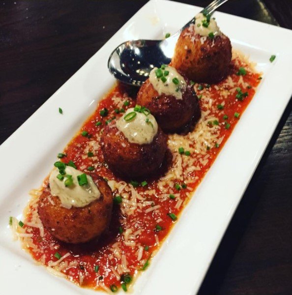 CarbonesKitchen's tweet photo. If only meetings were as fun as lunch. . .

image by @elizabethunfiltered https://t.co/KpHz4pnGDy
