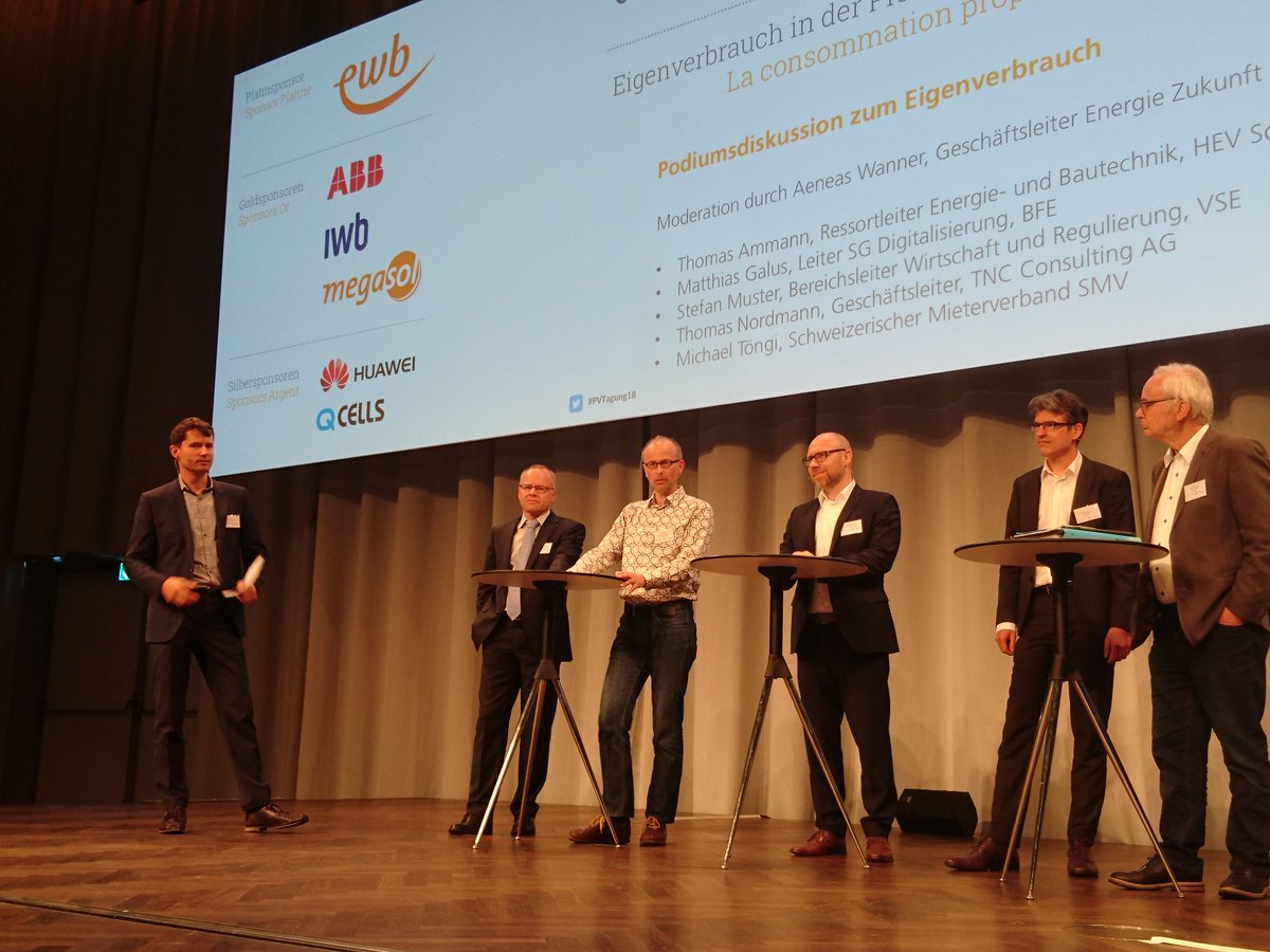 swissolar_d's tweet photo. Hitzige Diskussion über Eigenverbrauch mit Vertretern von HEV, @BFEenergeia, @vse_aes, Solarbranche und @Mieterverband. @NordmannRoger versucht die Wogen aus dem Off zu glätten: Alle müssen den Gewinn teilen. Dafür braucht es Zeit und eine gerechte Formel. Schaffen wir. #pvtagung https://t.co/MmAQxcqVqo