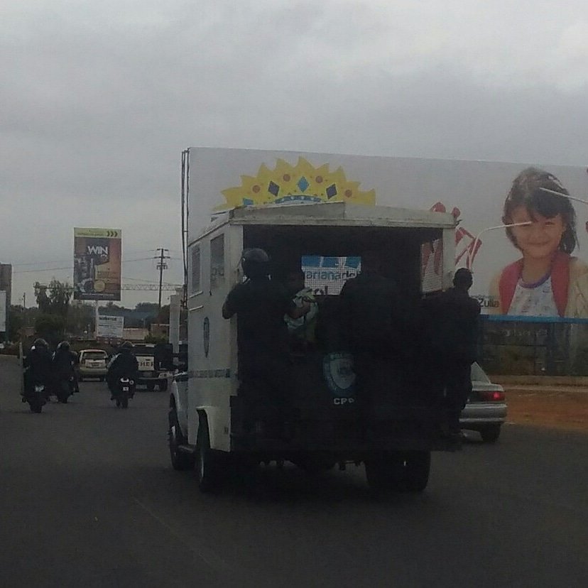 LDanieri's tweet photo. CAZANDO PROTESTAS
Policías recorren calles de Maracaibo buscando PROTESTAS. Los apagones de las últimas horas originaron CIERRES de vías en las zonas donde se extendieron hasta por más de 16 horas los cortes eléctricos. #Venezuela #Zulia #Maracaibo Imagen Cortesía. https://t.co/OhtpalnUIk