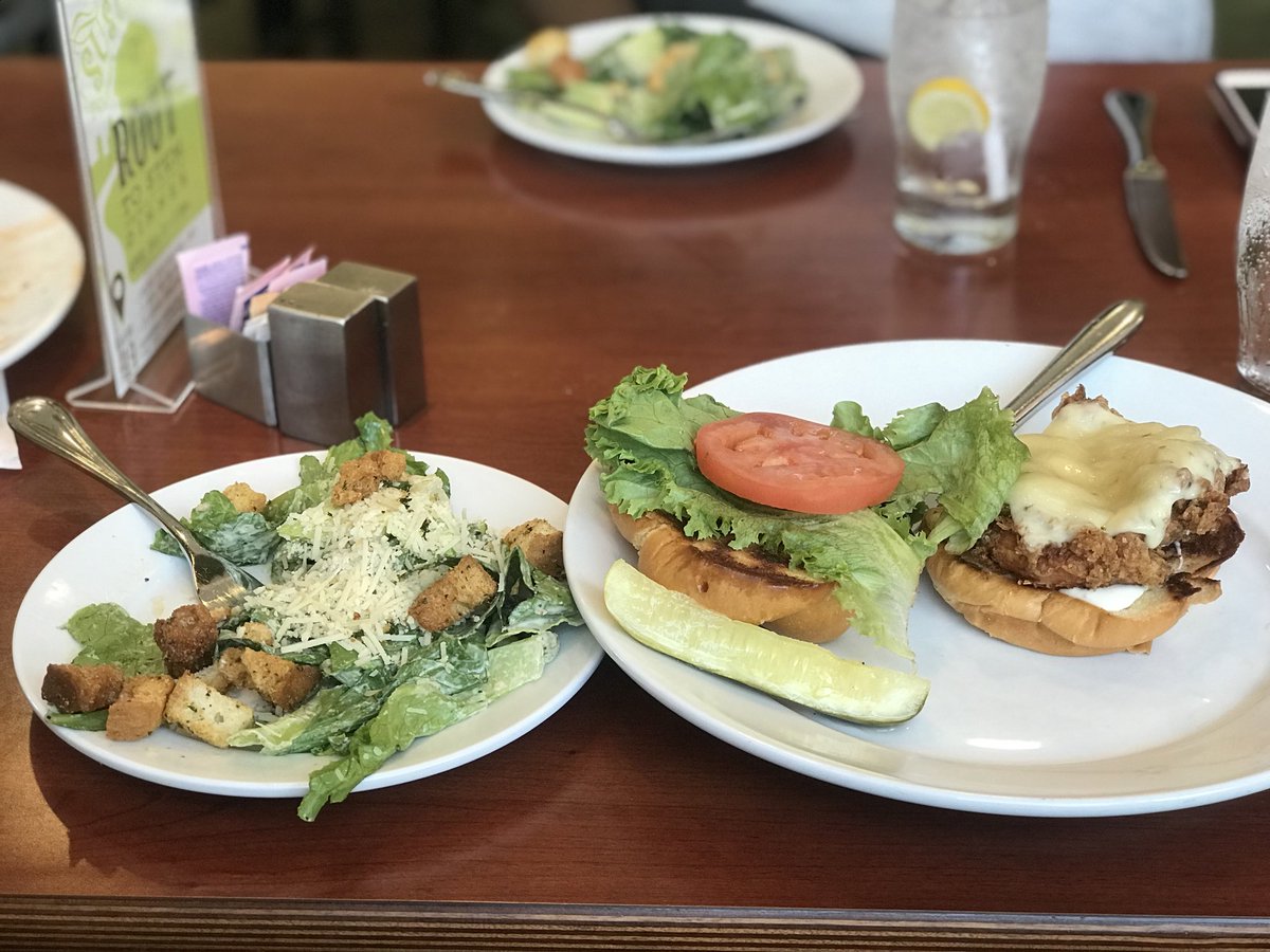 Niner_Stephanie's tweet photo. So happy that I was able to visit @Bistro49 before the semester ends! Our on-campus cafe has a great menu that changes every few weeks and provides students with a fine dining experience while on a budget! I even got to see @UNCCDean what a treat! #Future49ers #UNCC22 https://t.co/hmeZlJjQwB