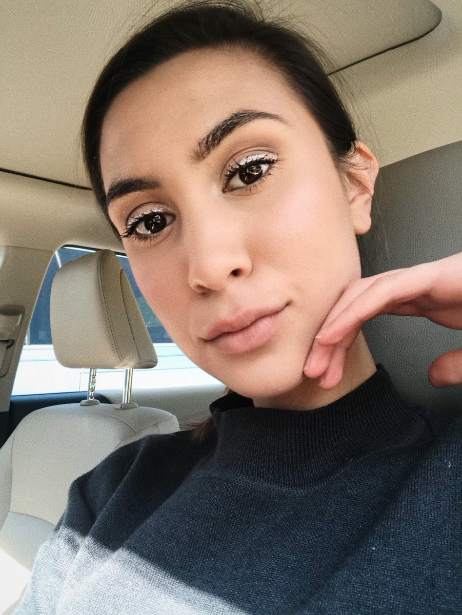 offbeatvenusian's tweet photo. Pop of something with the @stilacosmetics glitter &amp; glow liquid eyeshadow in shade “smoldering satin” as liner — so easy to use and mess free ✨

#minimalist #glitter #makeup #stila #stilacosmetics https://t.co/U63UVIV7LD