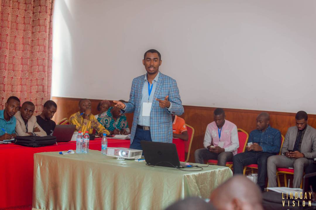 Agro1000enium's tweet photo. @BonnyMaya notre expert digital et @instant animaient l’atelier “La jeunesse au service des usages numériques pour l’agroalimentaire au Congo”. C’était également l’occasion d’annoncer la sortie prochaine de l’application Mosala au Congo 👍. https://t.co/u8TfcOf8fl