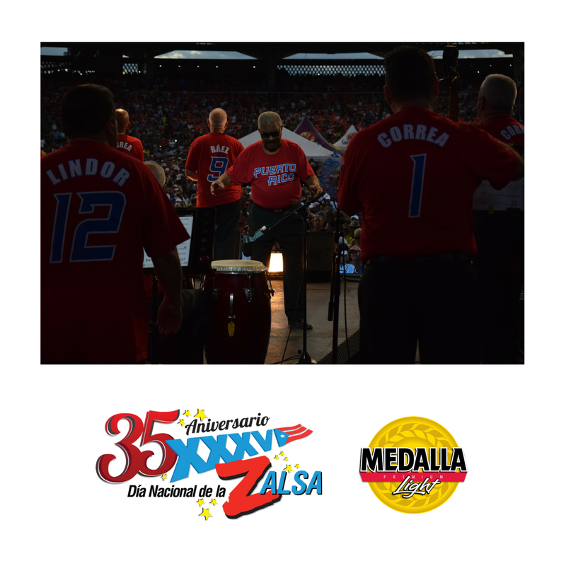 zeta93fm's tweet photo. ¡El Gran Combo nos sorprendió el año pasado al revelar en la tarima del #DNZ2017 sus camisas en apoyo a #LosNuestros!
Asegura tus boletos para el #DNZ2018: https://t.co/qzDDO2uJNt
#TBT presentado por @medallaofficial. https://t.co/jC1HsOyiC1