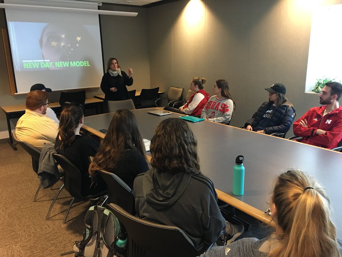 FraukeHachtmann's tweet photo. So excited to welcome Kerri Hoyt-Pack to our @FOXSportsU class today, learning about consumer behavior and audience engagement in sports. @PDXKHP #cojmc #SpringGameWeek https://t.co/ET0ZNMVuMM