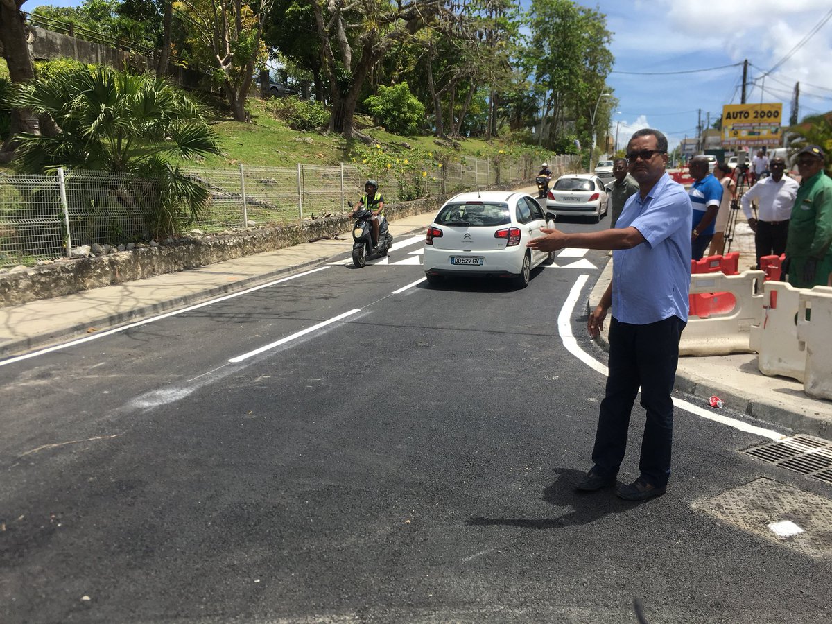 VilledesAbymes's tweet photo. Fin des travaux de la RN5 ✌🏽 @EricJALTON a procédé à l’ouverture du tronçon #FiniLesTravaux #Wouaw https://t.co/S2f9p4chAZ