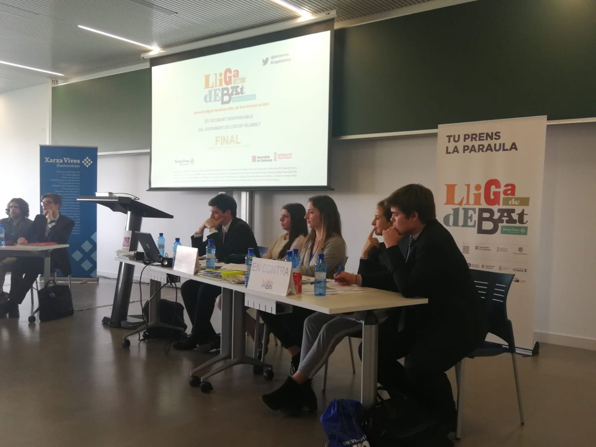 ElTempirdElx's tweet photo. El Tempir ha estat present en la final de la #LligaDeDebat universitària 2018 de la @xarxavives, que ha tingut lloc a la @UniversidadMH Donem l'enhorabona a tots els equips participants, especialment a l'equip de la @UV_EG, campió d'aquesta edició. https://t.co/b6xCYuSkVs