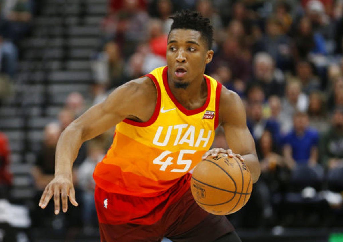crossoverxnba's tweet photo. SORTEO | ¿Querés la camiseta City Edition de Donovan Mitchell? Para participar tenes que dar RT, seguirnos en Twitter y completar este formulario en el sitio aclarando tu cuenta. Se sortea el 4/05. ¡Apurate! https://t.co/qYiGEFPZdh https://t.co/GtEl6c9vUB