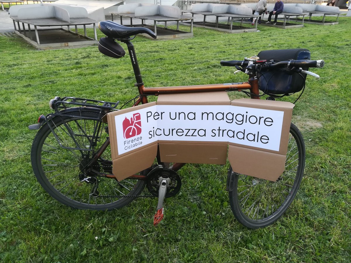 Comincia il #sitin per la sicurezza stradale. #vogliamovivereinbici #continuiamoapedalare