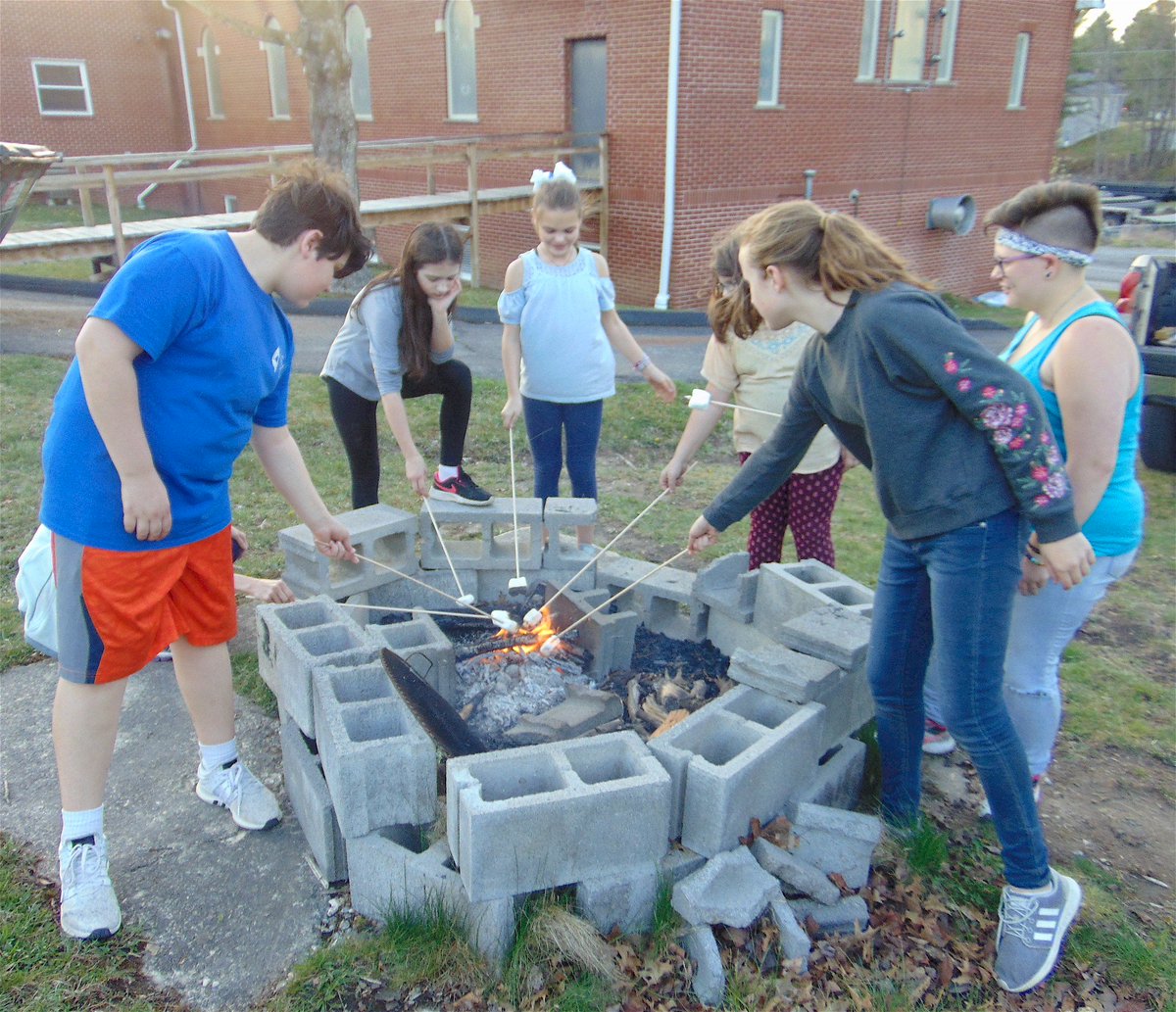 perrymemorial's tweet photo. TY everyone that helped clean up our area of #ShadySpringWV during @perrymemorial #UnitedMethodistChurch Raleigh Co #EarthDay2018 Clean Up Project. PATHFINDERS Youth, Cub Scouts Pack 16, Parents &amp; Community Members picked up 10 full bags of litter during the Sweep. #Blessed #UMC https://t.co/rIi0olNmX9