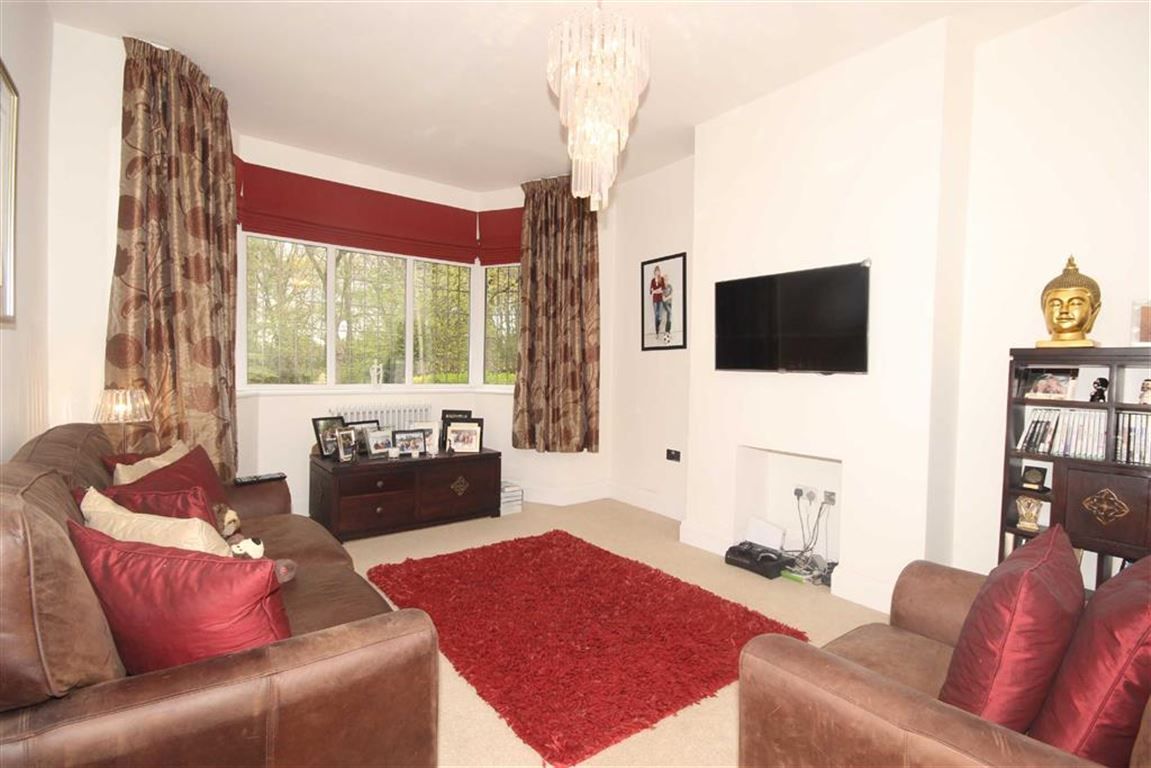 This incredible 6 bedroom semi-detached house is FOR SALE on Greenleach Lane in Worsley. Perfect for a growing family. bit.ly/2FNzhDO