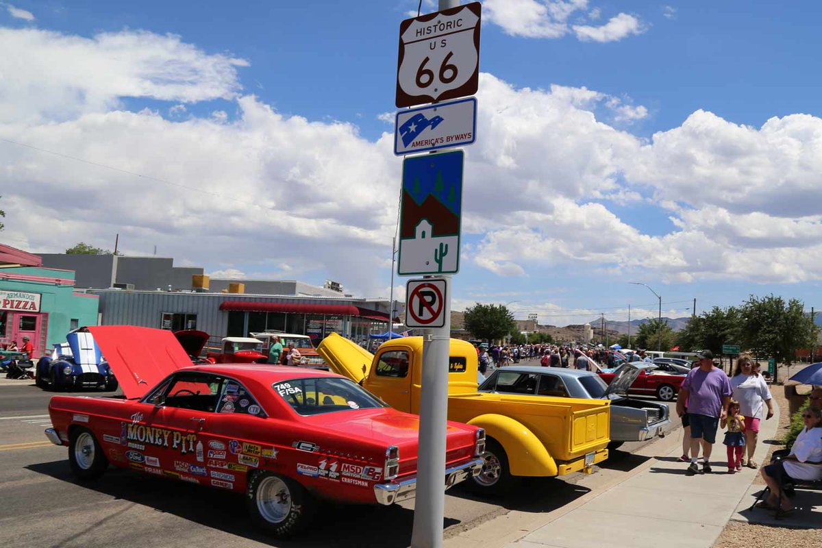 explorekingman's tweet photo. #Route66FunRun/May4-6/#KingmanArizona https://t.co/NS3pblC5KV #Cars #Mater #Light #LightningMcQueen #MotherRoad #Americana #Murica #classiccars #classiccar https://t.co/RKdKkoOZHA