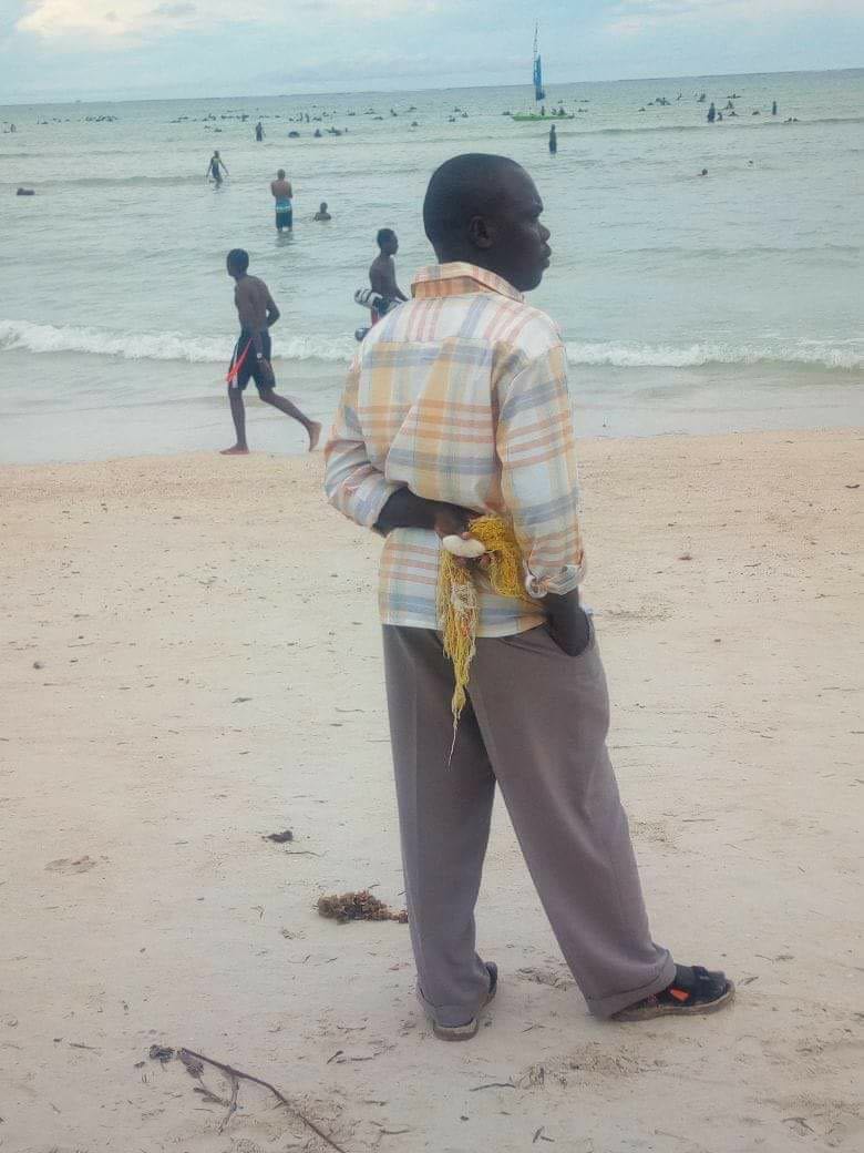 Prydmoe2's tweet photo. #incaseyouforget #issa38 VISiT A BATHROOM FOR CRYIN OUT LOUD THANKS IN ADVANCE... #issa38 hatisikuda kunzwa twi fish twenyu!! https://t.co/USFXMRGe8x