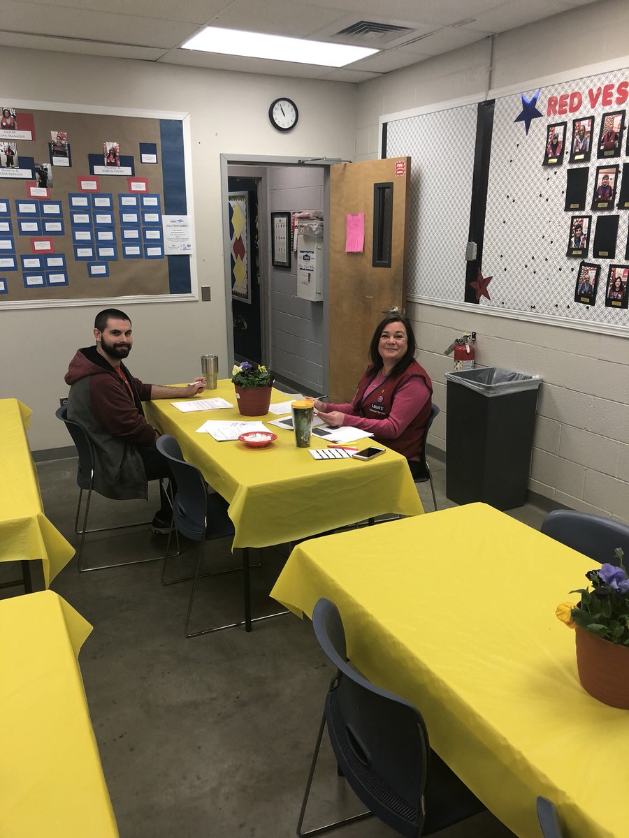 KearneysCircus's tweet photo. @HR4Connected Bloomfield Hills, MI HRM @HuckabyKarie is helping Cody with his resume in prep for his goal to advance to a service manager position. #developMe #lowesdayofdevelopment #LowesLife https://t.co/ZbbDqnBrrc