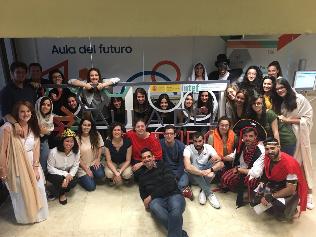 mjgsm's tweet photo. #ictclil_urjc Cool Family picture! Thanks a bunch for your awesome job today at @educaINTEF #fcl_es https://t.co/KFkjLH5AE2