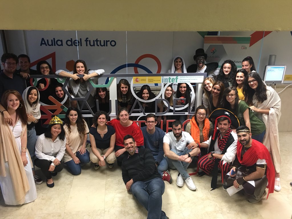 mjgsm's tweet photo. #ictclil_urjc Cool Family picture! Thanks a bunch for your awesome job today at @educaINTEF #fcl_es https://t.co/KFkjLH5AE2