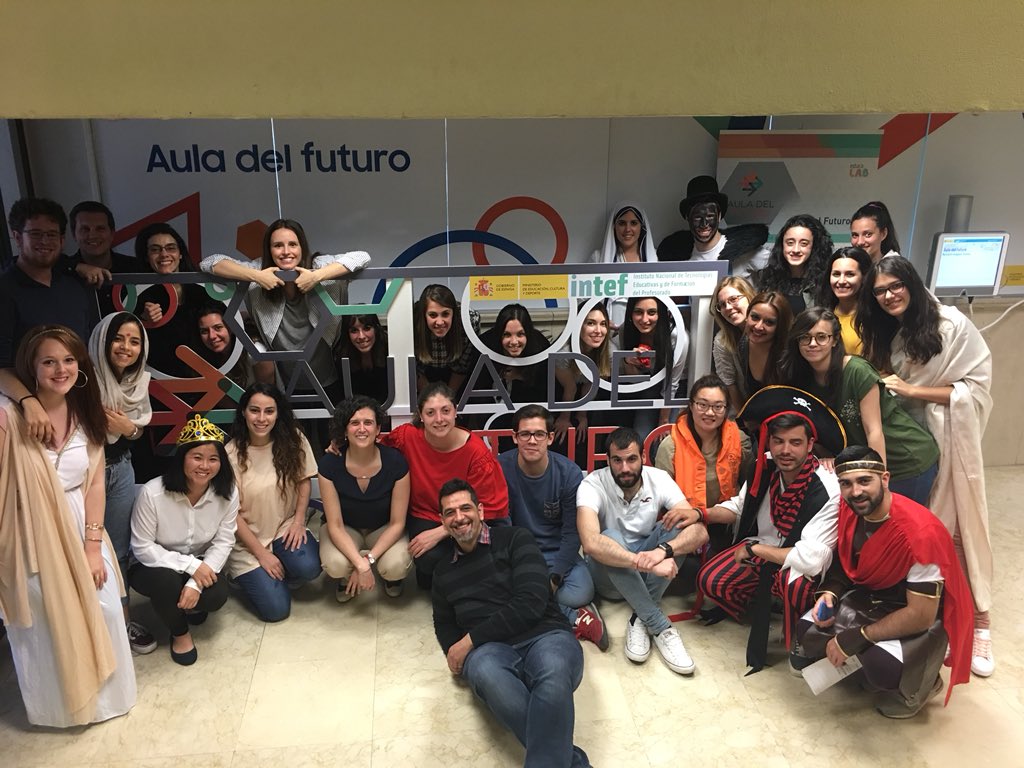 mjgsm's tweet photo. #ictclil_urjc Cool Family picture! Thanks a bunch for your awesome job today at @educaINTEF #fcl_es https://t.co/KFkjLH5AE2