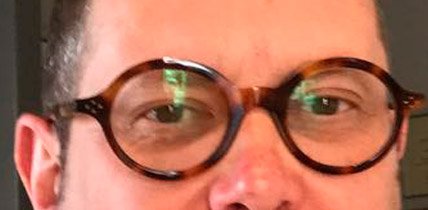 Optica_LaPunxa's tweet photo. El colmo d'un #òptic: fer-se gran i haver-se de treure les ulleres per llegir pq amb les que portes no hi veus ni un borrall de prop. S'ha acabat!! #Progressius on fire! ;) #òptica #Tiana https://t.co/mlADG9hBTc