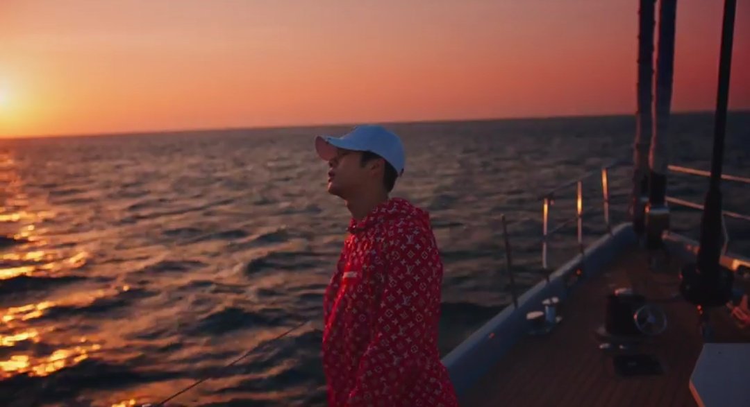 fanatic_got7_'s tweet photo. "every perspective of yours, is like a magazine cover. Hope one day the person I'll give my ring too, is you". WANG KNOWS THE DEAL  #JacksonWangDawnOfUs https://t.co/GVEapSSjwA