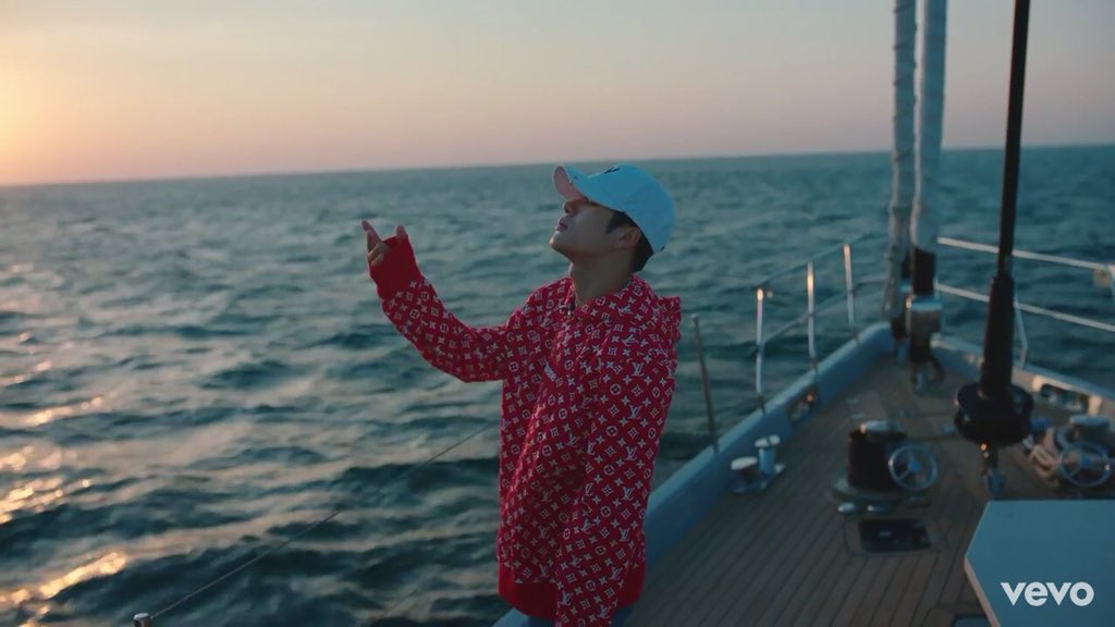 jiaersgolden's tweet photo. Jackson siempre demuestra que puede superar las expectativas y sus mvs son hermosos llenos de escenografías preciosas.
Sinceramente te dan ganas de seguir viendo el video porque se disfruta.

Apóyenlo, lo merece.

https://t.co/md7949I5rO

 #JacksonWangDawnOfUs https://t.co/nnsrLvGb7t
