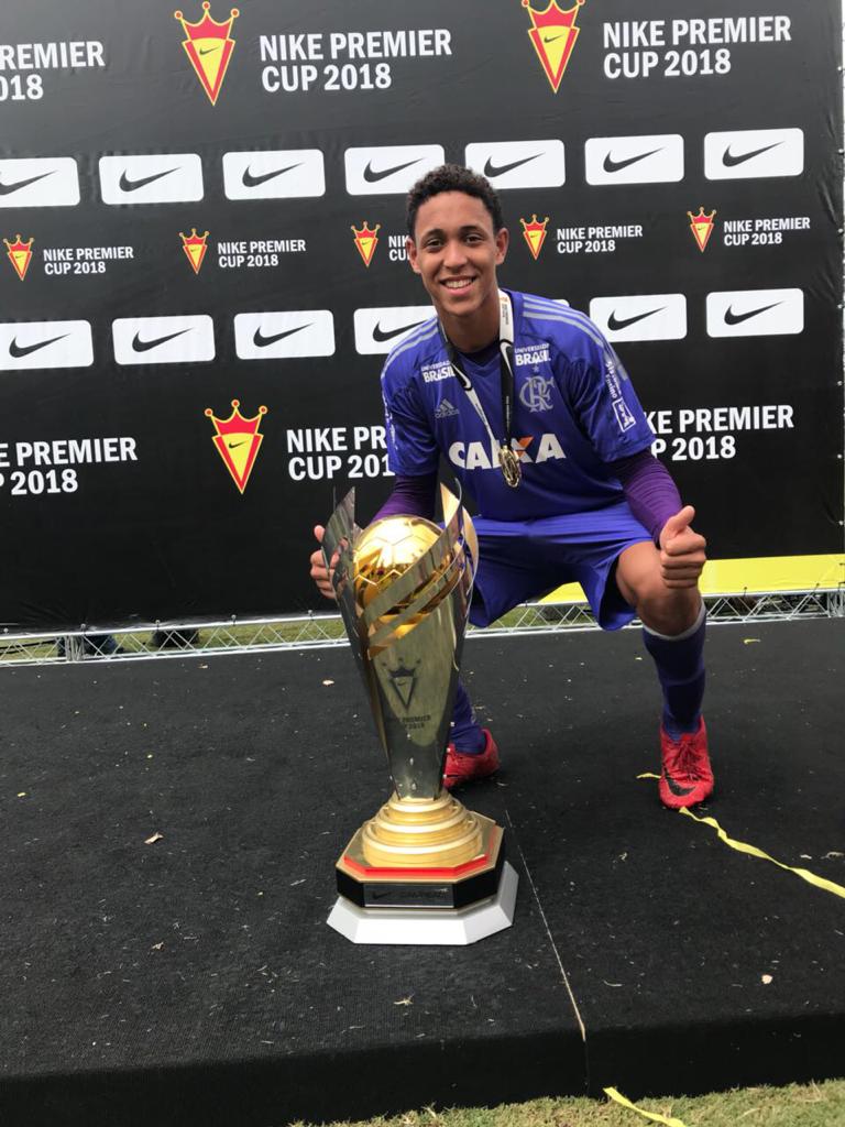 ChristianEsme01's tweet photo. Obrigado meu Deus, por mais esse título, essa conquista! Muito feliz!!!! Glória a Deus por tudo!!! Isso aqui é FLAMENGO... #ÉCampeão #CopaNike #Sub15 #Christian01 #GarotosDoNinho https://t.co/xP7rgCvCLE