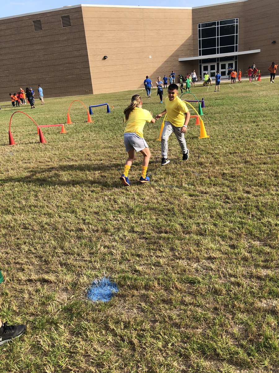 LEThomas_ECE's tweet photo. The Thomas Tiebreakers had so much fun at Grizzly Game Day! #teamyellow #thomastribe @HumbleISD_GE @Groves_PE #wearegroves 💛🐻 https://t.co/zyLm2nc2zb