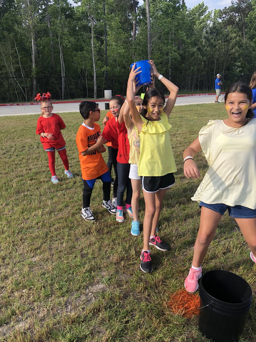 LEThomas_ECE's tweet photo. The Thomas Tiebreakers had so much fun at Grizzly Game Day! #teamyellow #thomastribe @HumbleISD_GE @Groves_PE #wearegroves 💛🐻 https://t.co/zyLm2nc2zb