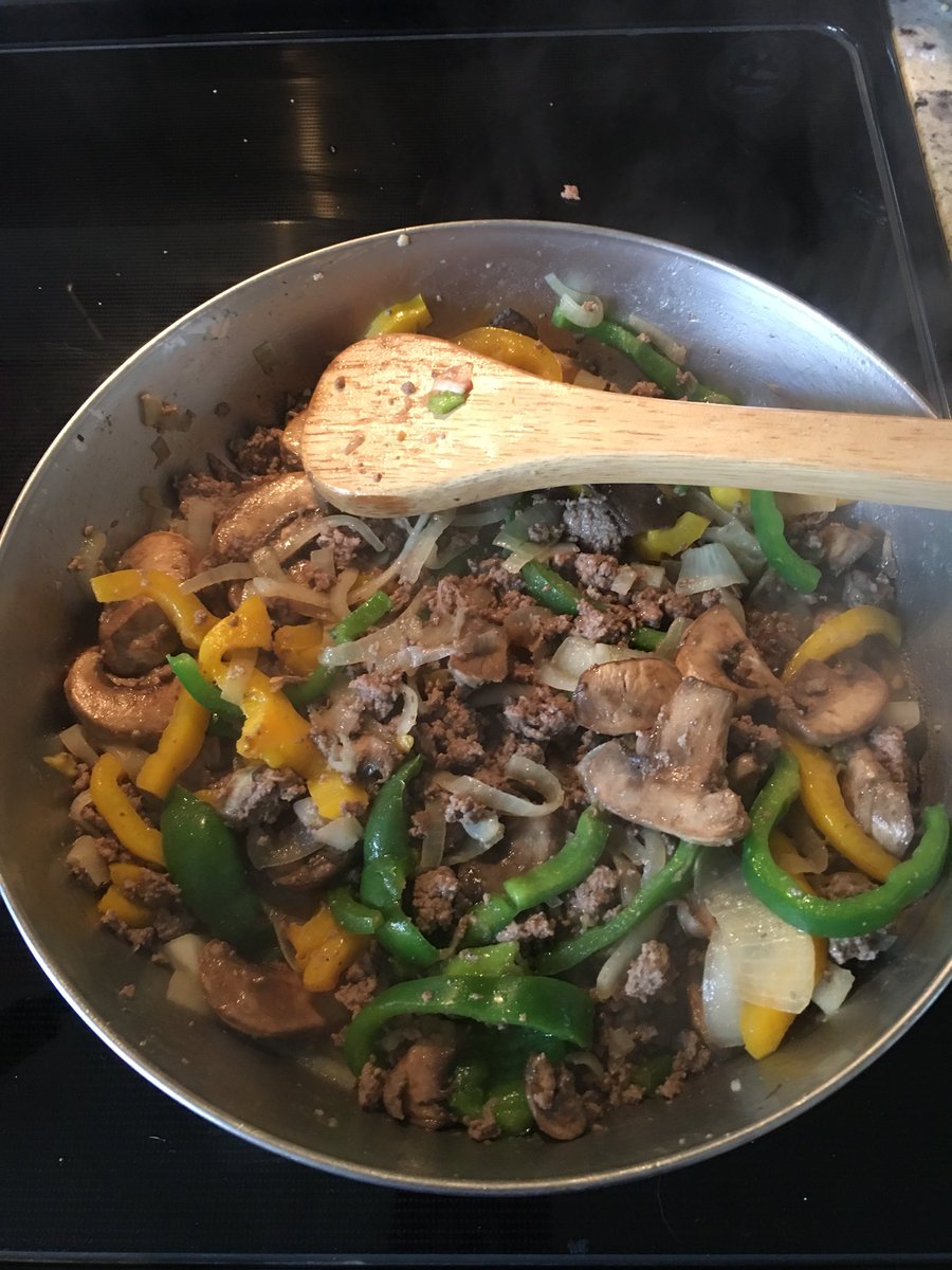 waggintraingirl's tweet photo. Grass fed beef, onion, bell pepper and mushrooms sautΓ©ed in MCT oil and sea salt #fatburn #keto #nutrition #fitness #fitnesscoach #weightloss #weightlossjourney #dietphasing @chalenejohnson @131method #beachbodycoach https://t.co/n24rApFfdt