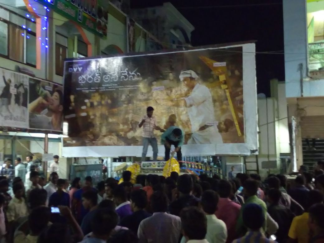 callme_21's tweet image. Nandyal town #Ramnath theatre #BharatAneNenu 👌👌👌