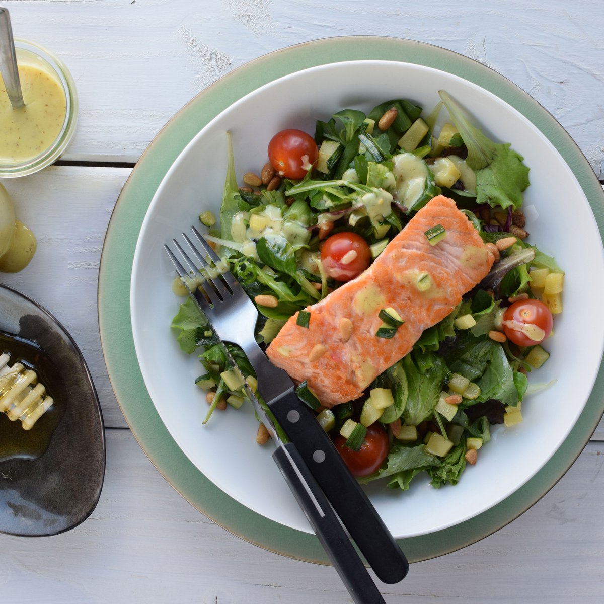Het zonnetje schijnt en daar genieten wij het liefst van met deze frisse maaltijdsalade met zalm, pijnboompitjes en mosterd-honing-dille dressing! Mmm... ☀️🌸