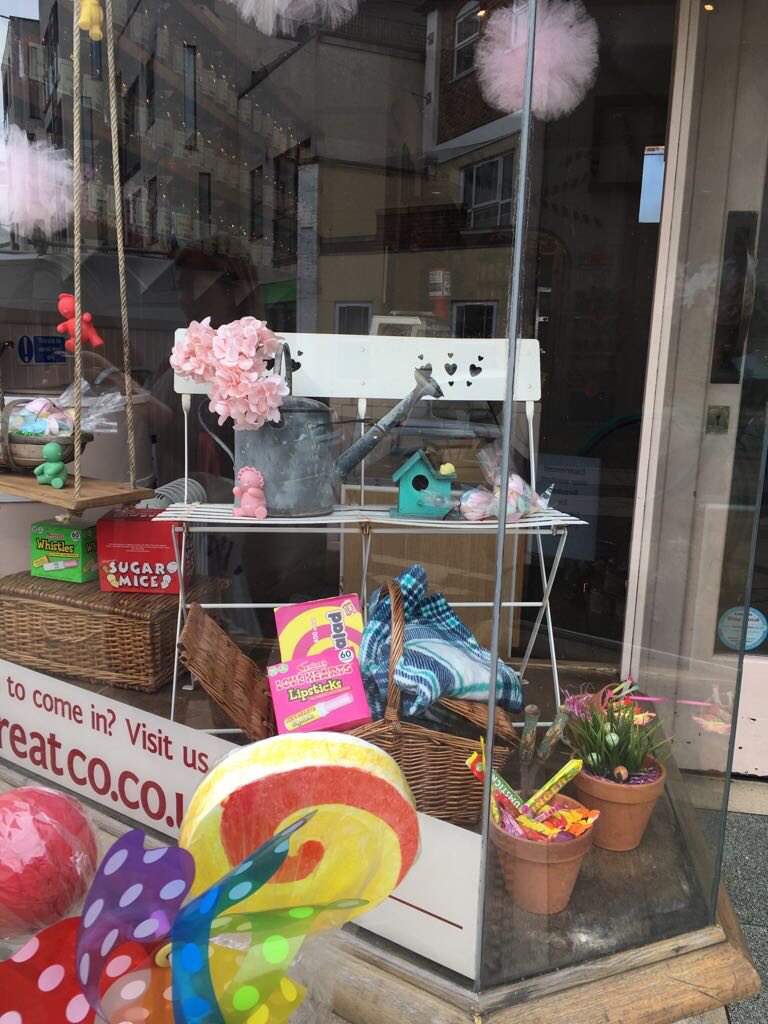 BowdenKnightWin's tweet photo. Spring window styling for our favourite #traditionalsweetshop @sweettreatco #Winchester #windowstyling #styling #vintage https://t.co/y9YWjZfiCa