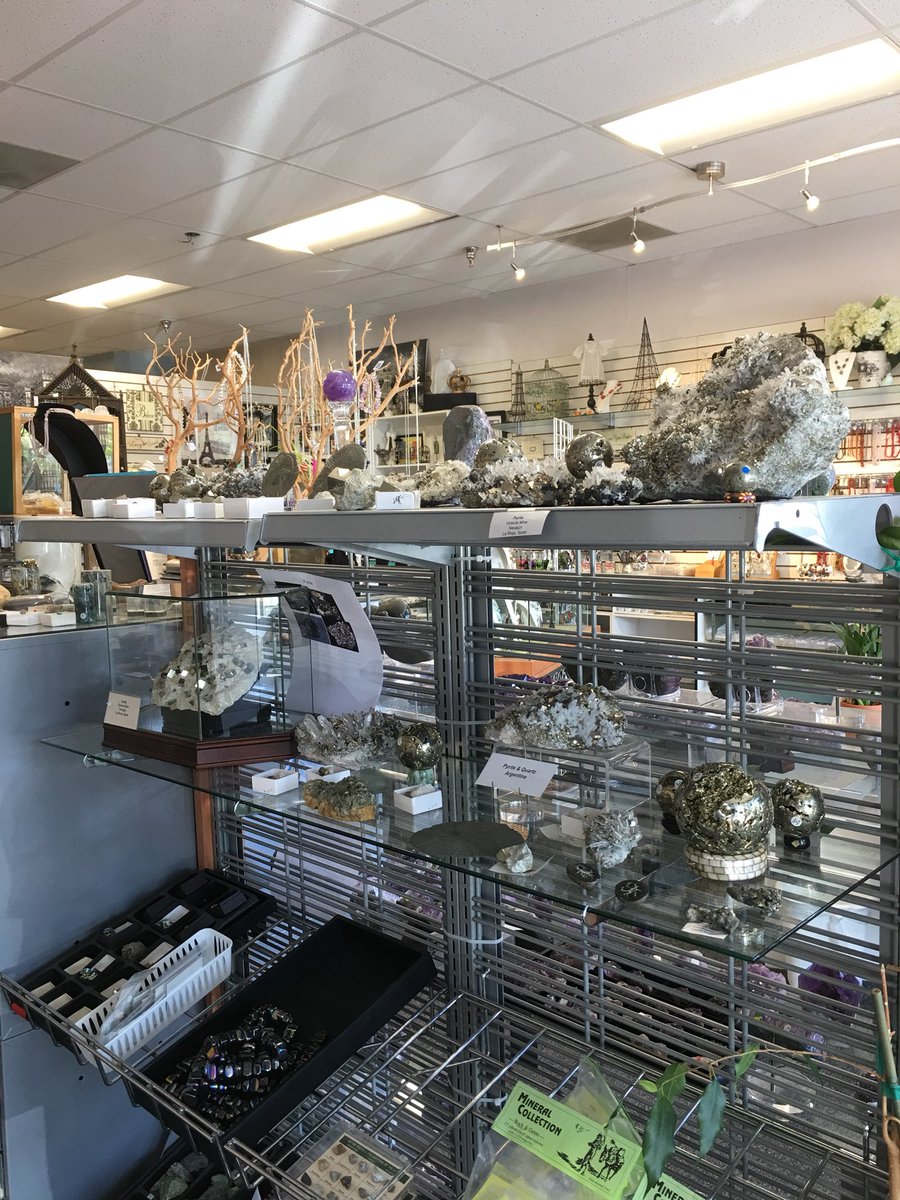 ILoveRocksSLO's tweet photo. We have very many pretty crystals and stones here in the store. Come check them out. 😍💎 #ILoveRocksSLO #cambria #stones #crystals https://t.co/YRu16rsUwB