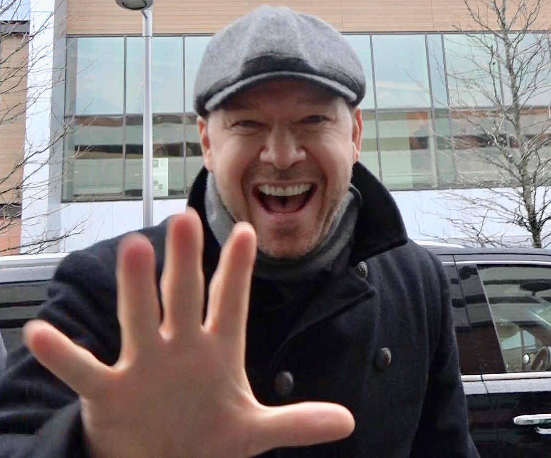 sjforman138's tweet photo. Hello Channel Five Photog, gestures Donnie Wahlberg. #wcvb #boston @DonnieWahlberg https://t.co/1sxQ8ewvVd