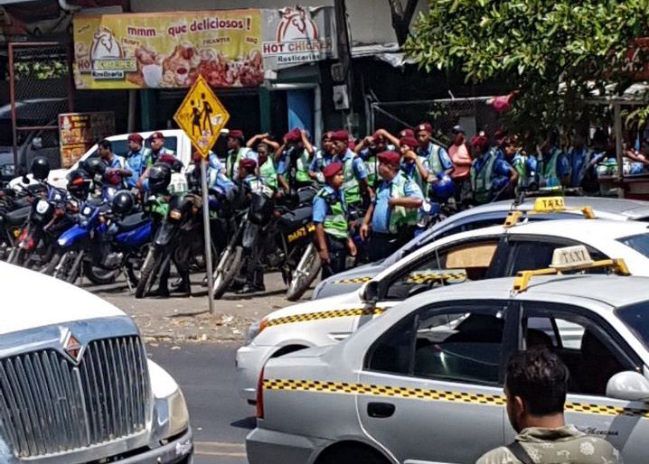 laprensa's tweet photo. #ÚltimoMinuto: Policía Nacional con fuerte presencia en los alrededores de la UCA >>> https://t.co/h4y4JKEjsd #INSS https://t.co/kNdrfT3OzF