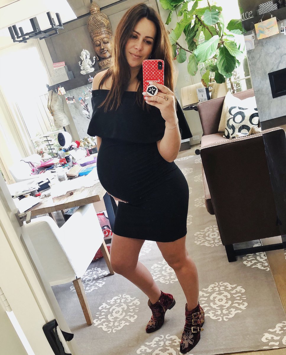 JugarNspice's tweet image. What you’d look like if you ate an entire 8lb turkey 🦃 

#pleasecomeout #40weeksplus