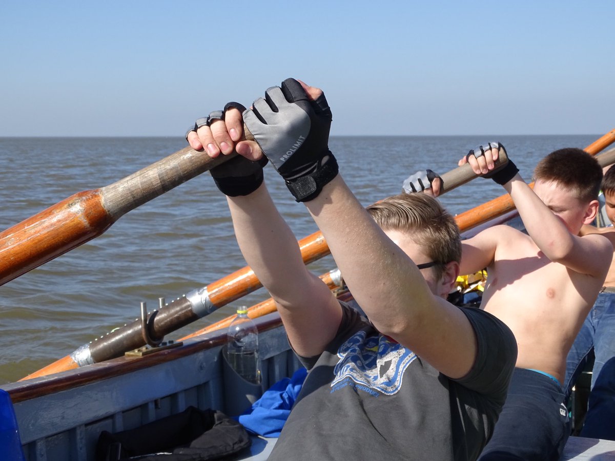 Flink getraind in de vroege avond. Tegenstrooms het Kimstergat in en tegen de wind in weer terug. #duurtraining voor de <a href="/RoeiraceGrou/">RoeiSloepenraceGrou</a> #complimenten #sloeproeien @sloeproeienNL  De derde jaars van de <a href="/MarAcHarlingen/">Maritieme Academie</a>