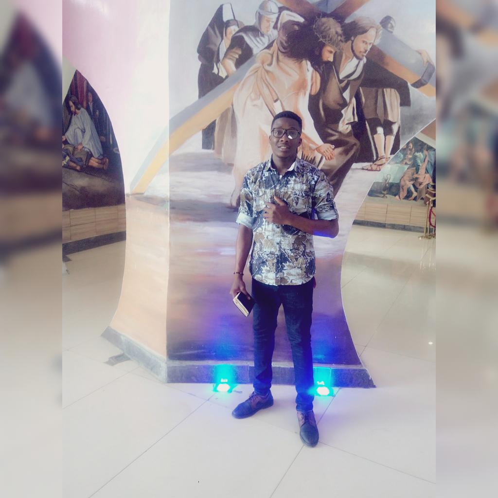 SameTune's tweet photo. @MBuhari  I've Never Begged You Fo 💰💵  In My Life, I Paint &amp; Design Wall 2 Earn A Livin. #Lie #LazyNigerianYouths https://t.co/DRF621buZv