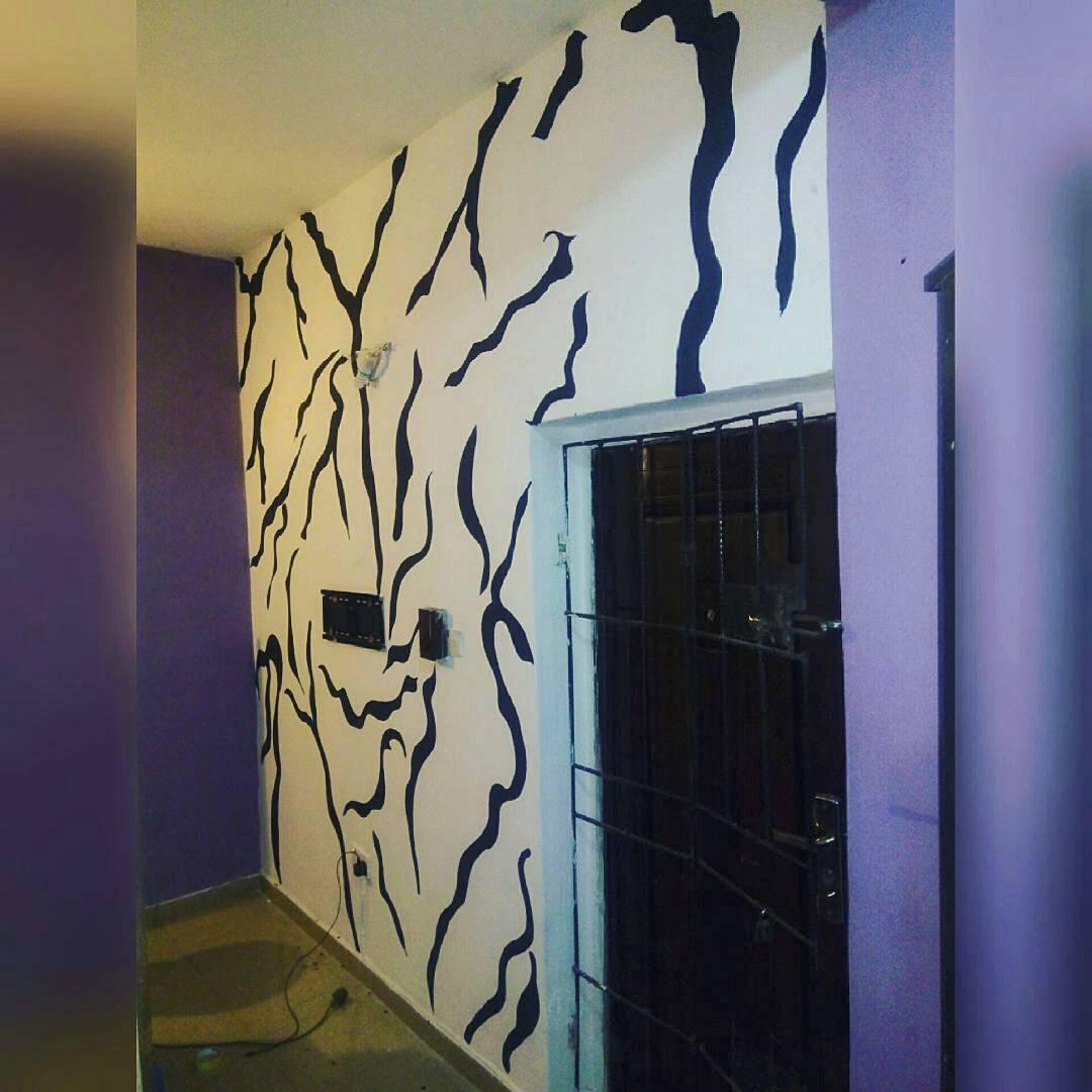 SameTune's tweet photo. #LazyNigerianYouths I'm A Nigerian I Don't Do Illegal. I Paint &amp; Designs Walls 2Make A Living. Am A Graduate. (https://t.co/YGTsf5APSE https://t.co/R8zlPKndIa