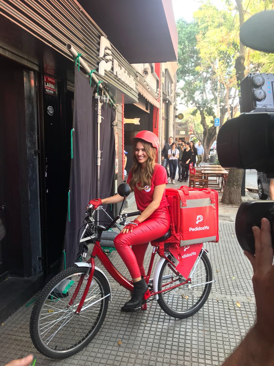 Nuestra nueva Delivery <a href="/pampitaoficial/">Pampita Ardohain</a> 😊😊🍕