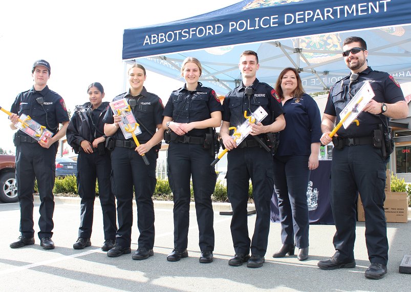 icbc's tweet image. Welcome to the club! @AbbyPoliceDept handed out free steering wheel locks yesterday to @City_Abbotsford drivers! Remember to always secure your vehicle and do your part to #LockOutAutoCrime More info at ow.ly/Fdua30jzNmy
