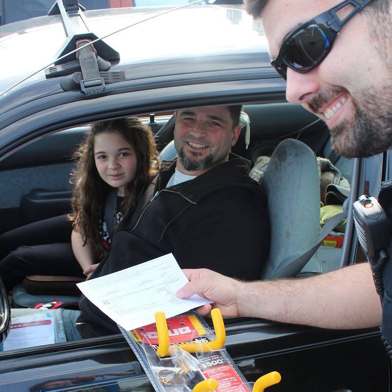 icbc's tweet image. Welcome to the club! @AbbyPoliceDept handed out free steering wheel locks yesterday to @City_Abbotsford drivers! Remember to always secure your vehicle and do your part to #LockOutAutoCrime More info at ow.ly/Fdua30jzNmy
