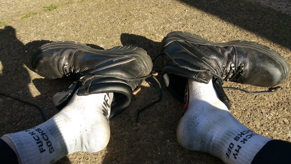 StinkyMaleSocks's tweet photo. Day 8 pics no.1 #3WeeksStraightSocks, imagine all the sweat in a 10hr shift, on my feet all day in 25° heat, soles were wet at work earlier on! Quick pic from work, you'd love smelling these lads 😈 who's for a forced sniff? More pics later? DM me #Sk8erboy #malefeet #sweaty 😷👃 https://t.co/S3zvqUxZPR
