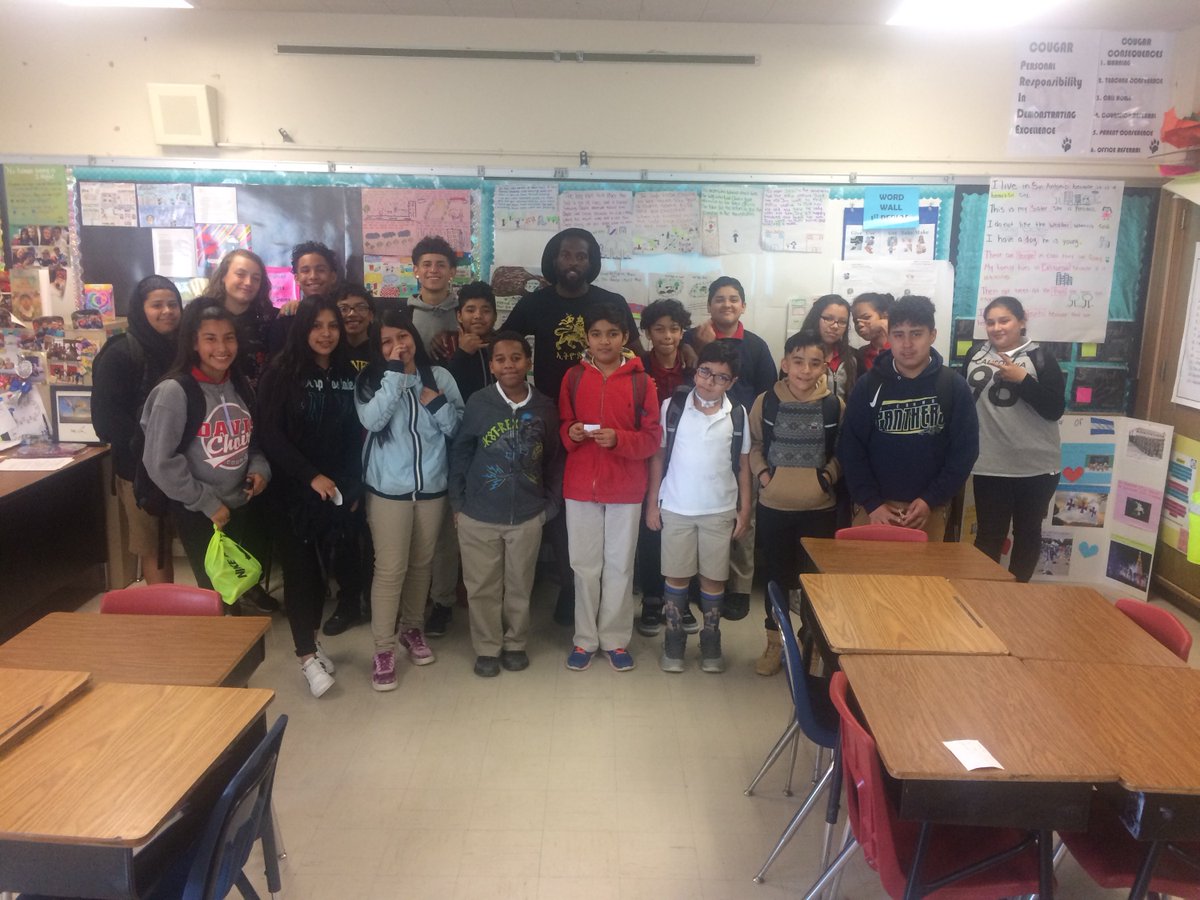 SAISDDavisMS's tweet photo. Our Bilingual Leaders welcomed Chris Christian from the San Antonio FC (Football Club) Soccer Team to their class! Mr. Christian inspired our students to continue to pursue their dreams as they excel in their classes! Thank you!#Communitystakeholder #Investingtime #PolyglotsRock https://t.co/FzfYhHFpWi