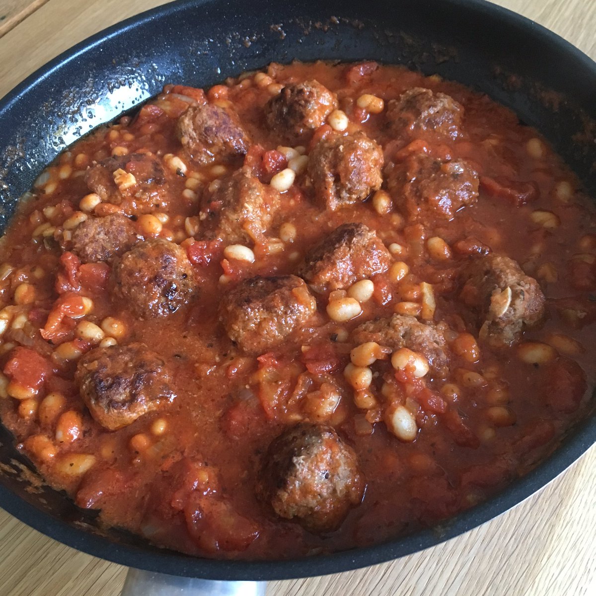 diepaul's tweet photo. voll gsund #paradeiser #biorind #bohnen #knoblauch #cholesterin oder so 😉 https://t.co/1686oICRwq