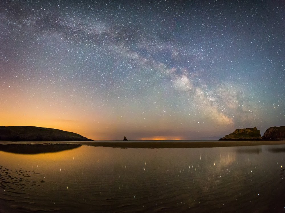 Dewch i ddathlu #WythnosAwyrDywyll yn Broad Haven South 9pm 21 Ebrill. Ymunwch â @PembsCoast, @PreseliAstro a @NTStackpole am gyflwyniad i syllu ar y sêr/#seryddiaeth wrth i’r gawod meteor #Lyrids cyrraedd ei uchafbwynt. Rhaid archebu 01437 720 392. Plant/Henoed:£8 Oedolion:£10🌠